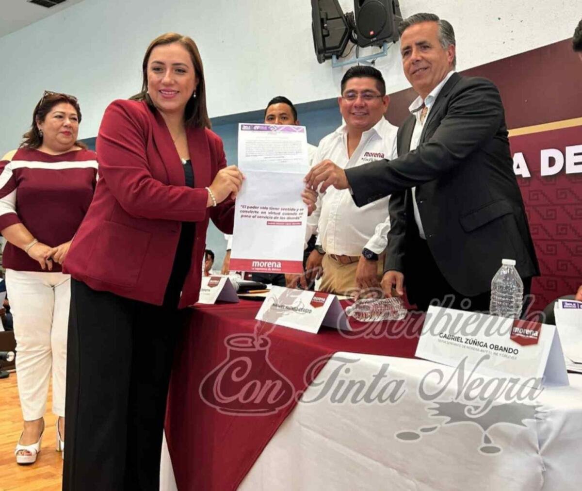 ENTREGAN CONSTANCIA A REGIDORA DE HUATUSCO
