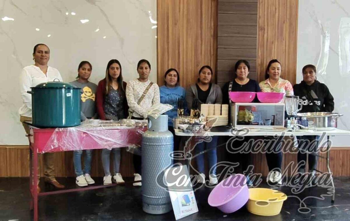 ENTREGA DIF PROYECTOS A ESCUELAS DE ALPATLÁHUAC