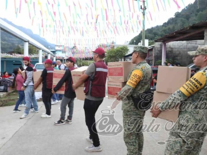 ENTREGAN APOYOS A FAMILIAS DE ALPATLÁHUAC
