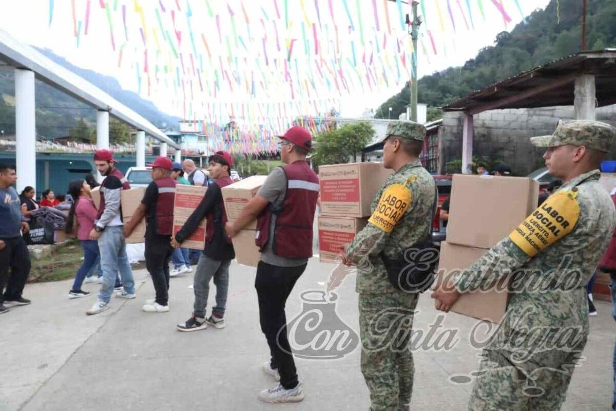 ENTREGAN APOYOS A FAMILIAS DE ALPATLÁHUAC