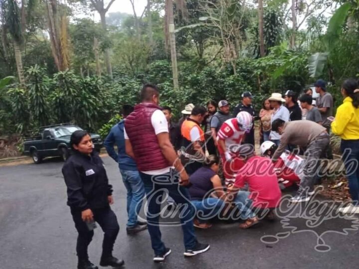 AUTO EMBISTE A JOVEN EN SOCHIAPA