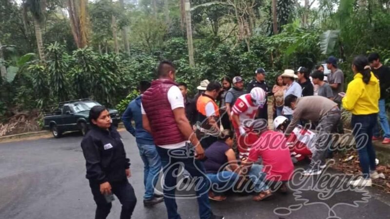 AUTO EMBISTE A JOVEN EN SOCHIAPA