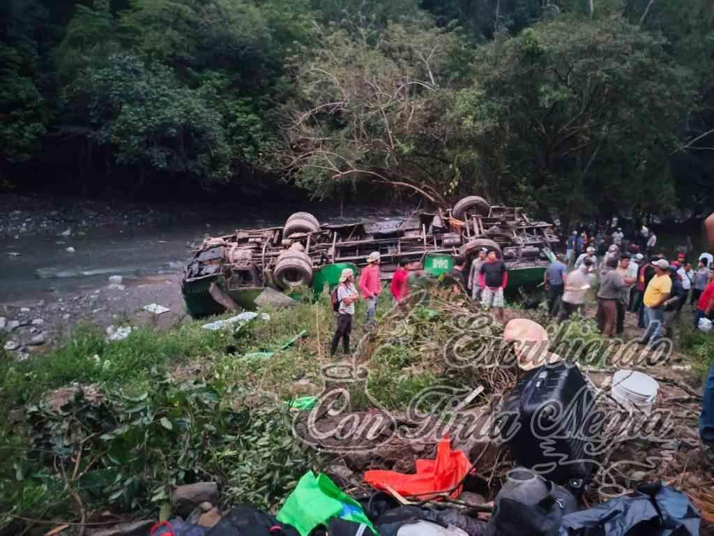 AUTOBÚS CAE A BARRANCO; OCHO PASAJEROS MURIERON