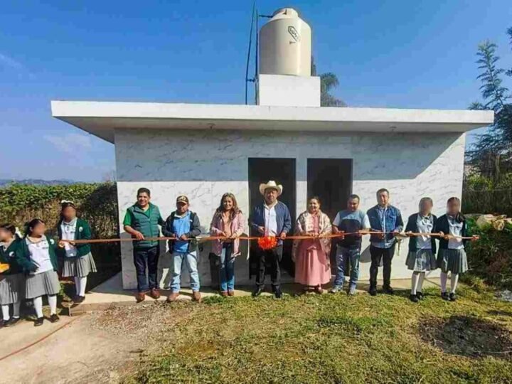 ENTREGA ALCALDE ELECTO DE COSCO SANITARIOS EN TELESECUNDARIA