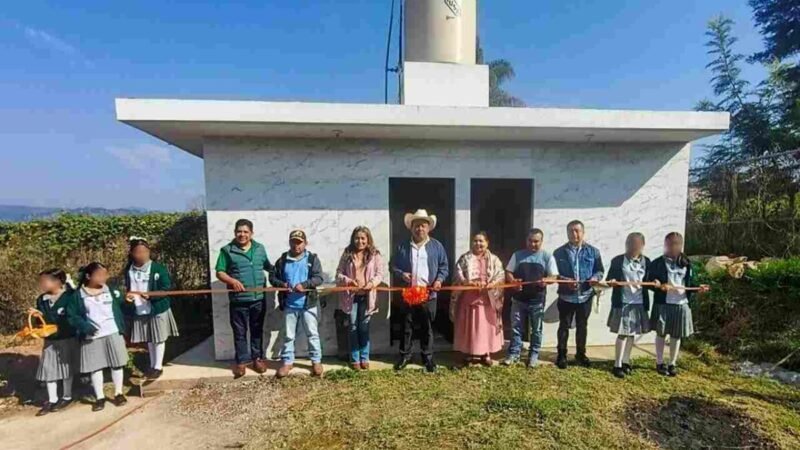 ENTREGA ALCALDE ELECTO DE COSCO SANITARIOS EN TELESECUNDARIA