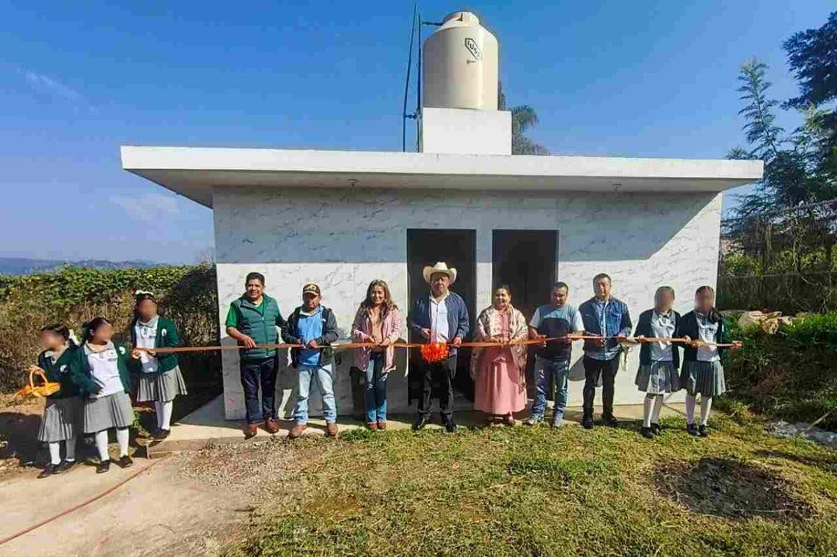 ENTREGA ALCALDE ELECTO DE COSCO SANITARIOS EN TELESECUNDARIA