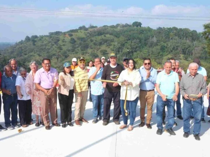 INAUGURA VENTURA DEMUNER ACCESO A HUATUSCO