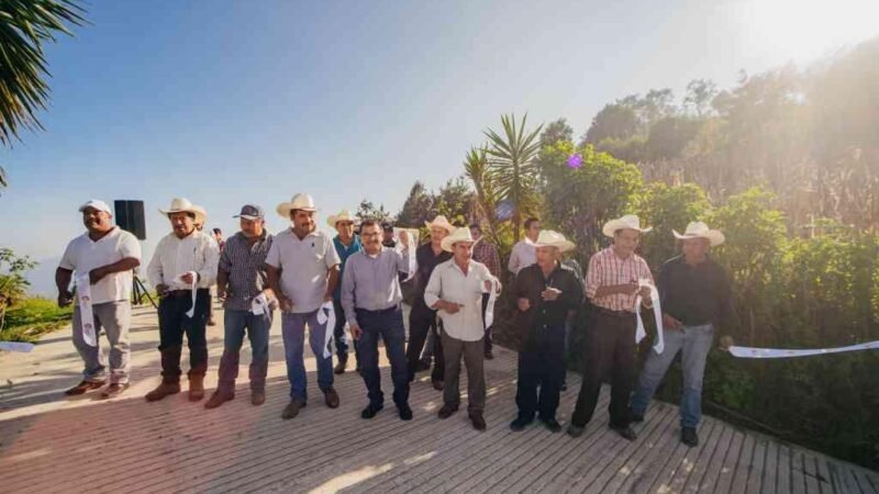 INAUGURA ALCALDE DE COSCOMATEPEC PAVIMENTACIÓN