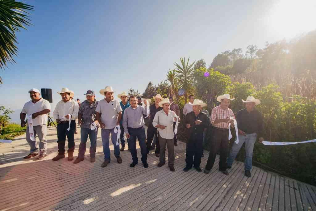 INAUGURA ALCALDE DE COSCOMATEPEC PAVIMENTACIÓN