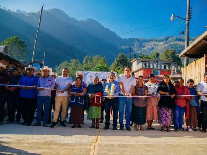 INAUGURA ALCALDE OBRA EN TENIXTEPEC