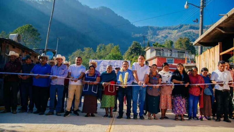 INAUGURA ALCALDE OBRA EN TENIXTEPEC