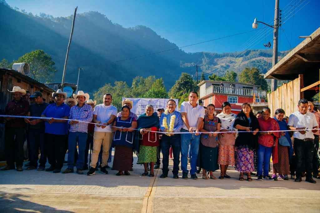INAUGURA ALCALDE OBRA EN TENIXTEPEC