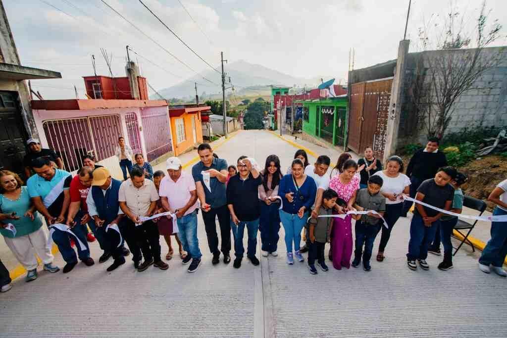 INAUGURA ALCALDE DE COSCO OBRA EN COLONIA ESMERALDA