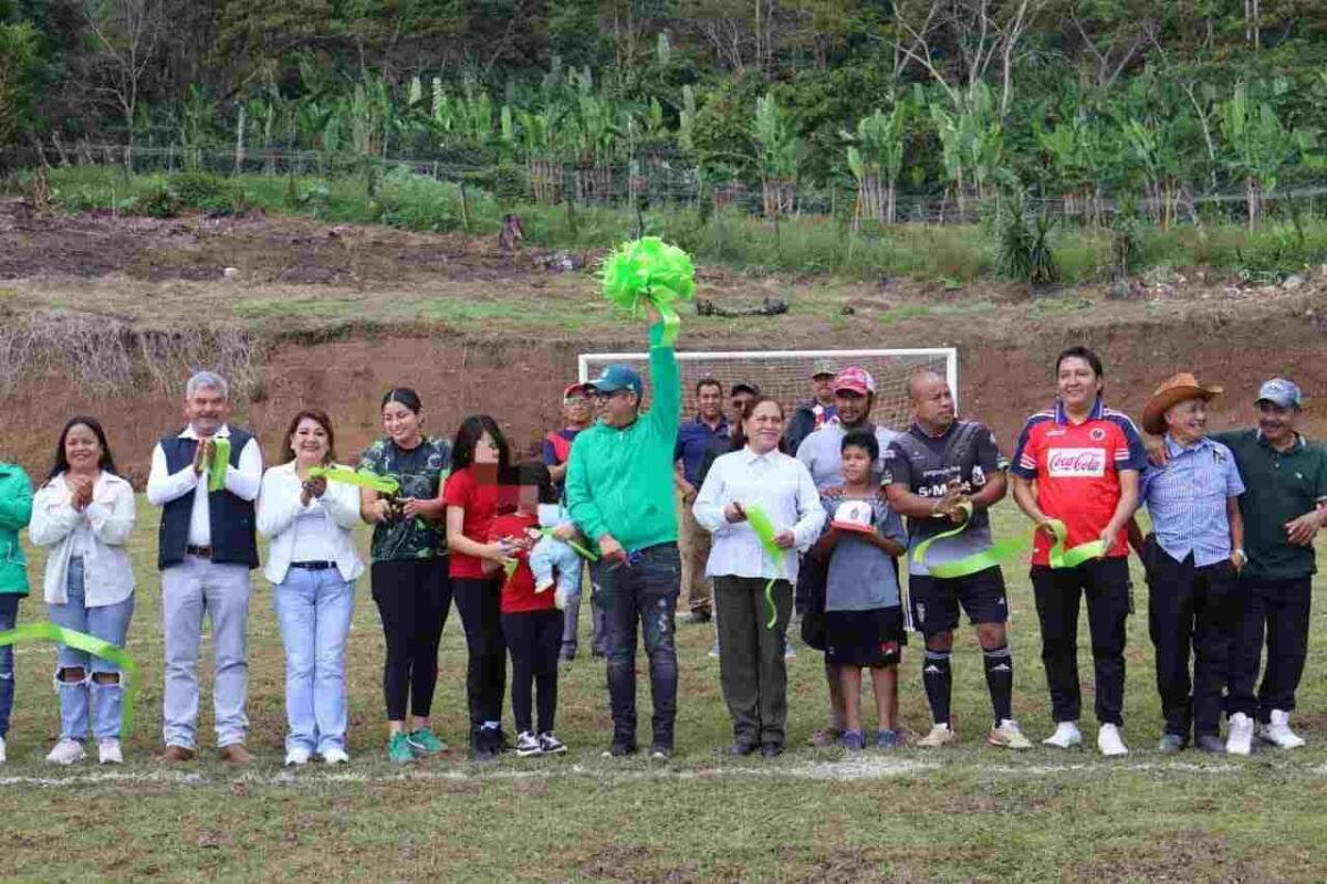 INAUGURA ALCALDE DE CHOCAMÁN CAMPO EL TUCÁN