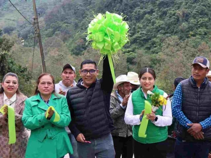 ERNESTO RUIZ ENTREGA PAVIMENTACIÓN EN CARRIZAL