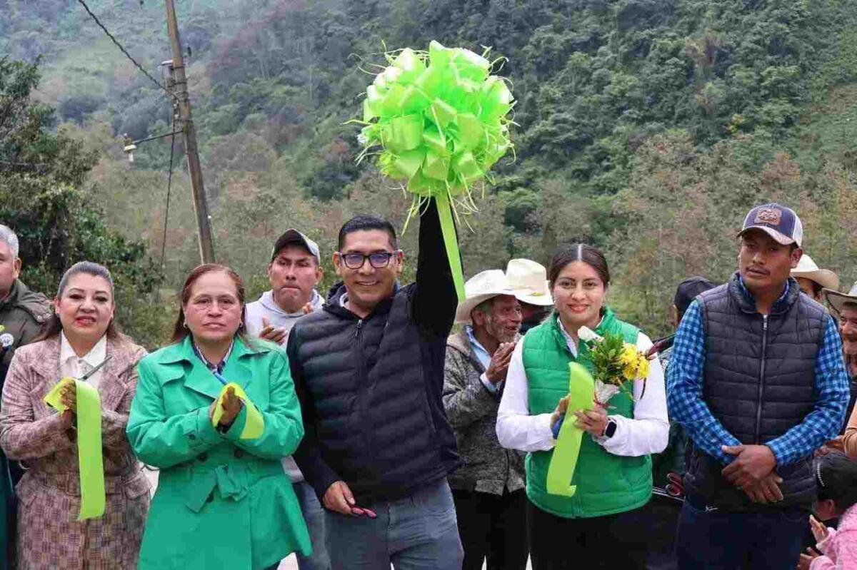 ERNESTO RUIZ ENTREGA PAVIMENTACIÓN EN CARRIZAL