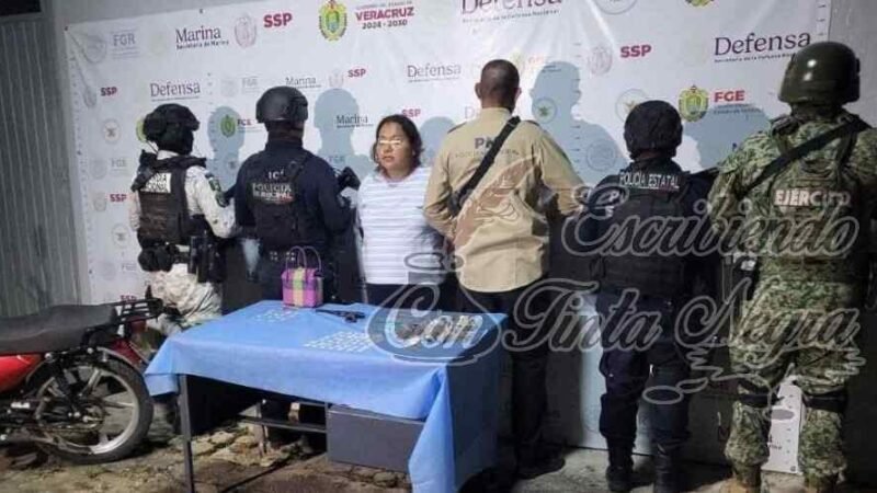 DETIENEN A DOS MUJERES CON ARMAS