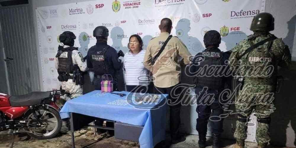 DETIENEN A DOS MUJERES CON ARMAS