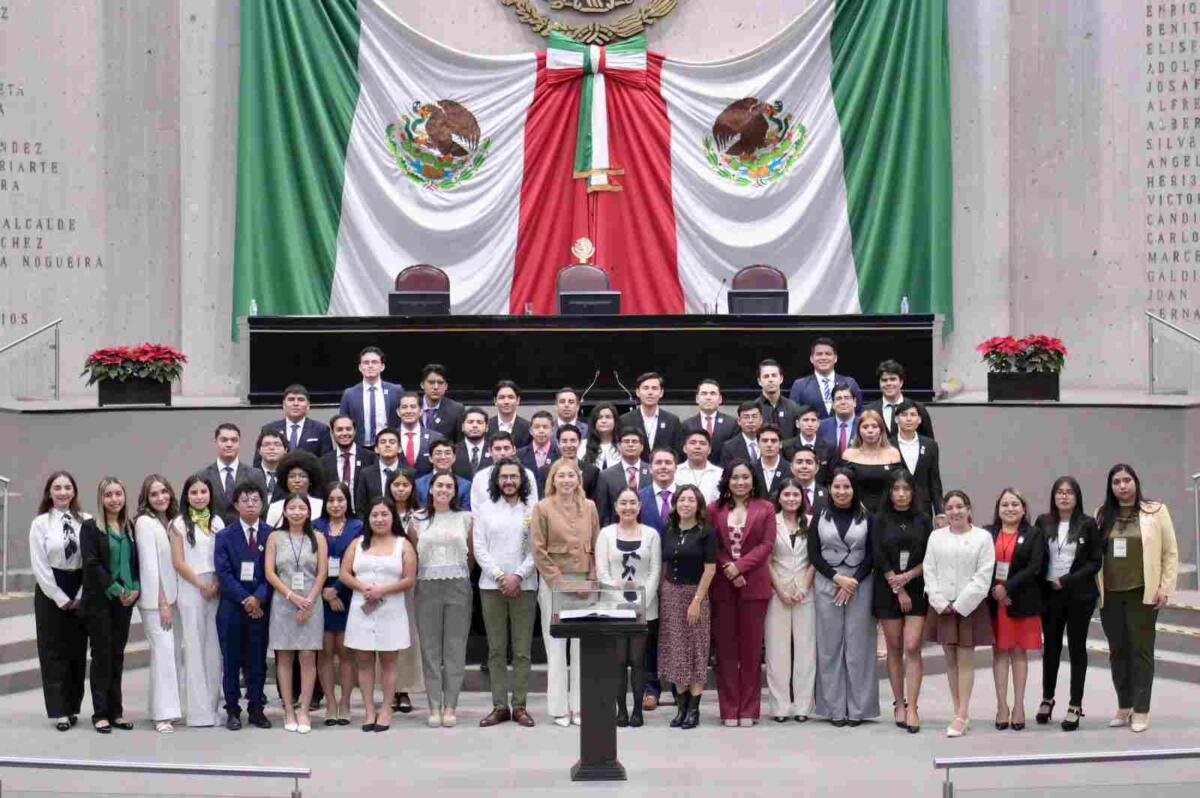 PRESENTAN PROPUESTAS EN PARLAMENTO DE LA JUVENTUD