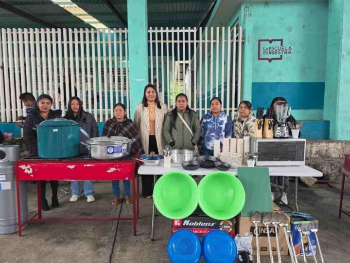 ENTREGAN COMEDORES A ESCUELAS DE CALCAHUALCO