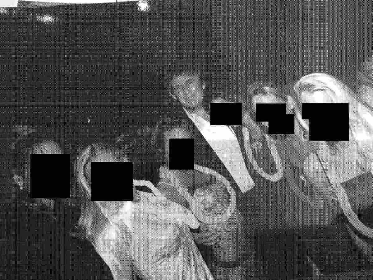 DEMÓCRATAS PUBLICAN FOTOS DE TRUMP RODEADO DE MUJERES EN LA MANSIÓN DE EPSTEIN