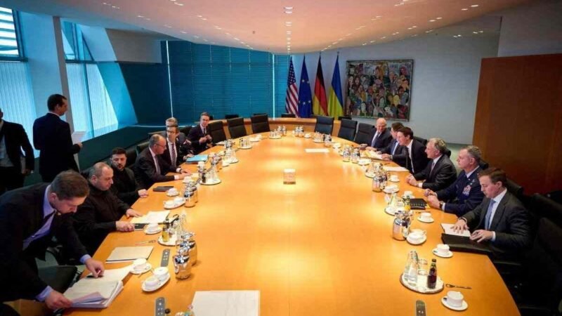 ZELENSKI SE REÚNE CON EMISARIOS DE TRUMP PARA NEGOCIAR ACUERDO DE PAZ