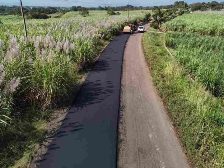 SUPERVISAN PAVIMENTACIÓN DE CARRETERA EN ATOYAC