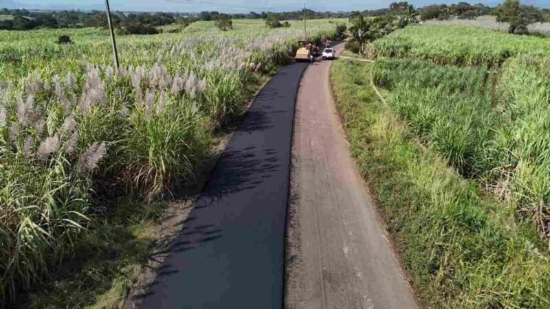 SUPERVISAN PAVIMENTACIÓN DE CARRETERA EN ATOYAC