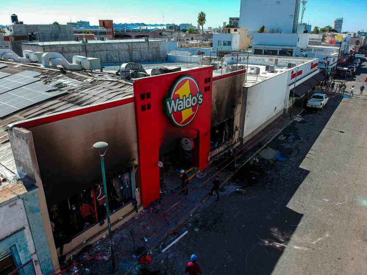 SUMAN 7 DETENIDOS Y 25 ÓRDENES DE APREHENSIÓN POR INCENDIO EN WALDO’S EN HERMOSILLO