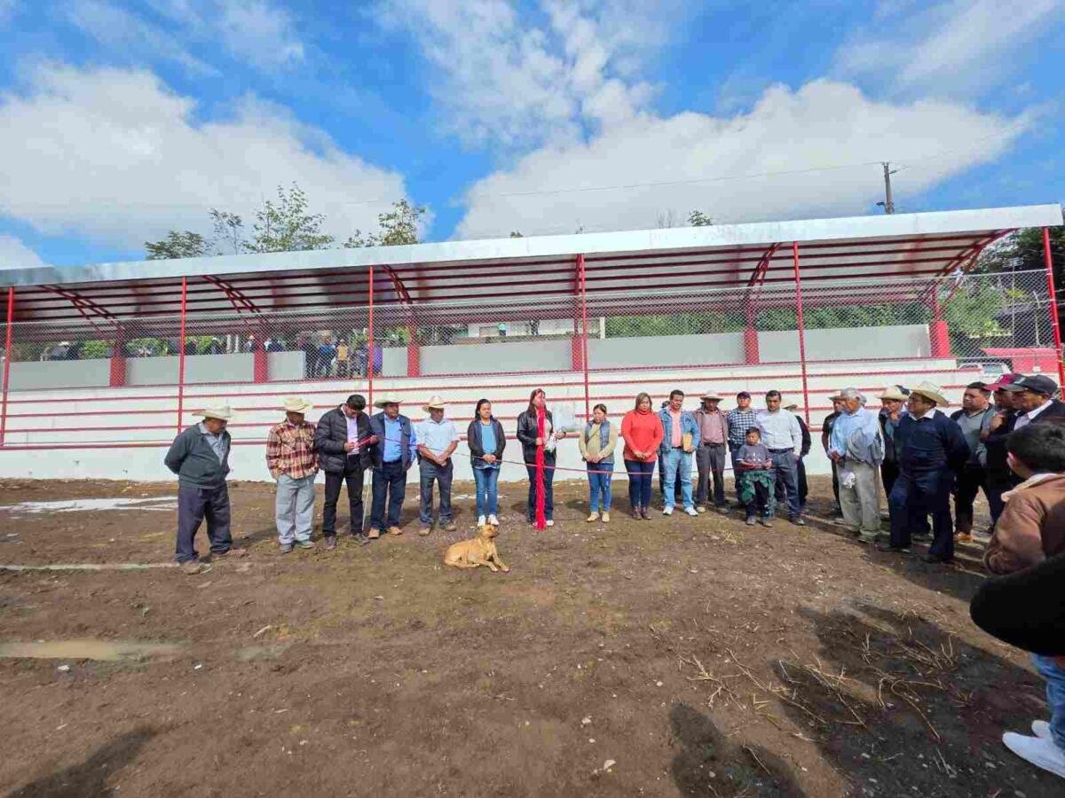 GUADALUPE ROSAS ENTREGA GRADAS Y DOMO EN XAMATICPAC