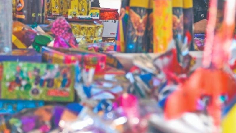 NIÑO PIERDE TRES DEDOS; LE ESTALLÓ UN COHETE