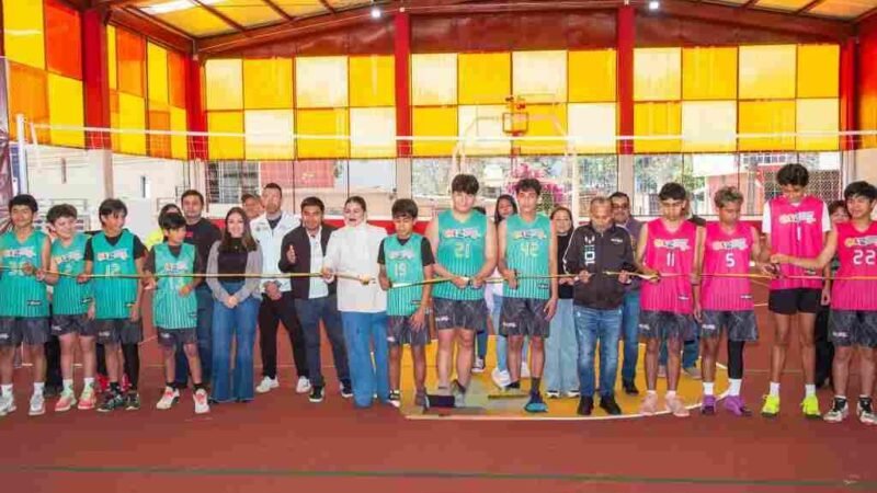 INAUGURA VENTURA DEMUNER CANCHA DE USOS MÚLTIPLES