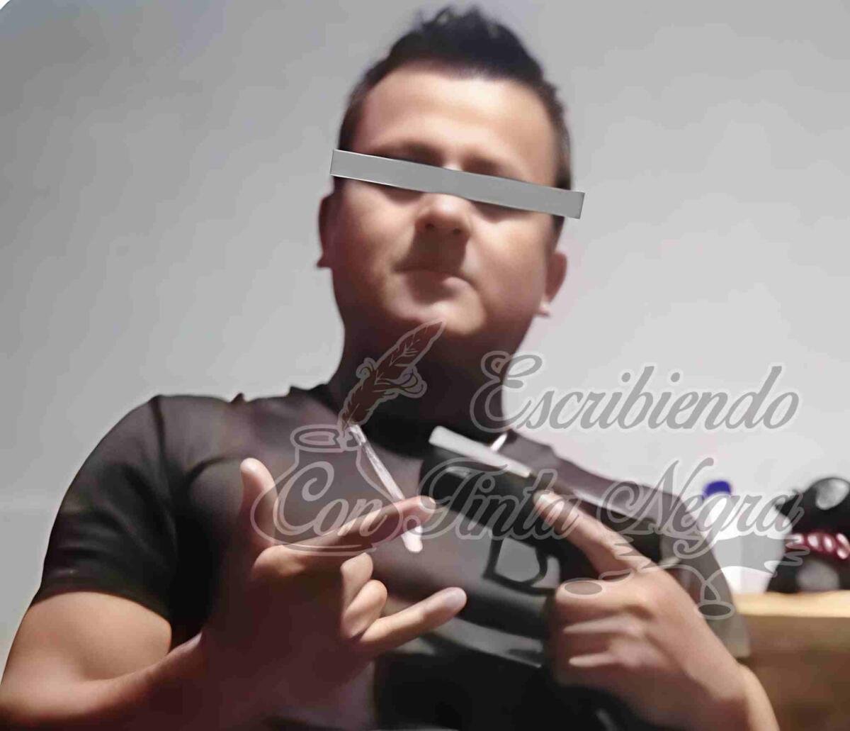 DESCUBREN A ESPÍA DEL CRIMEN DISFRAZADO DE POLICÍA