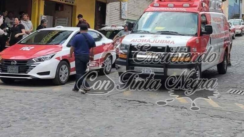 JOVEN QUEDA PRENSADO ENTRE TAXIS