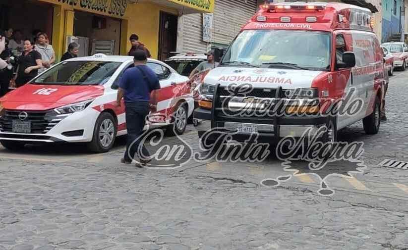 JOVEN QUEDA PRENSADO ENTRE TAXIS