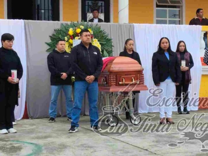 RINDEN HOMENAJE A EXSÍNDICO DE ALPATLÁHUAC