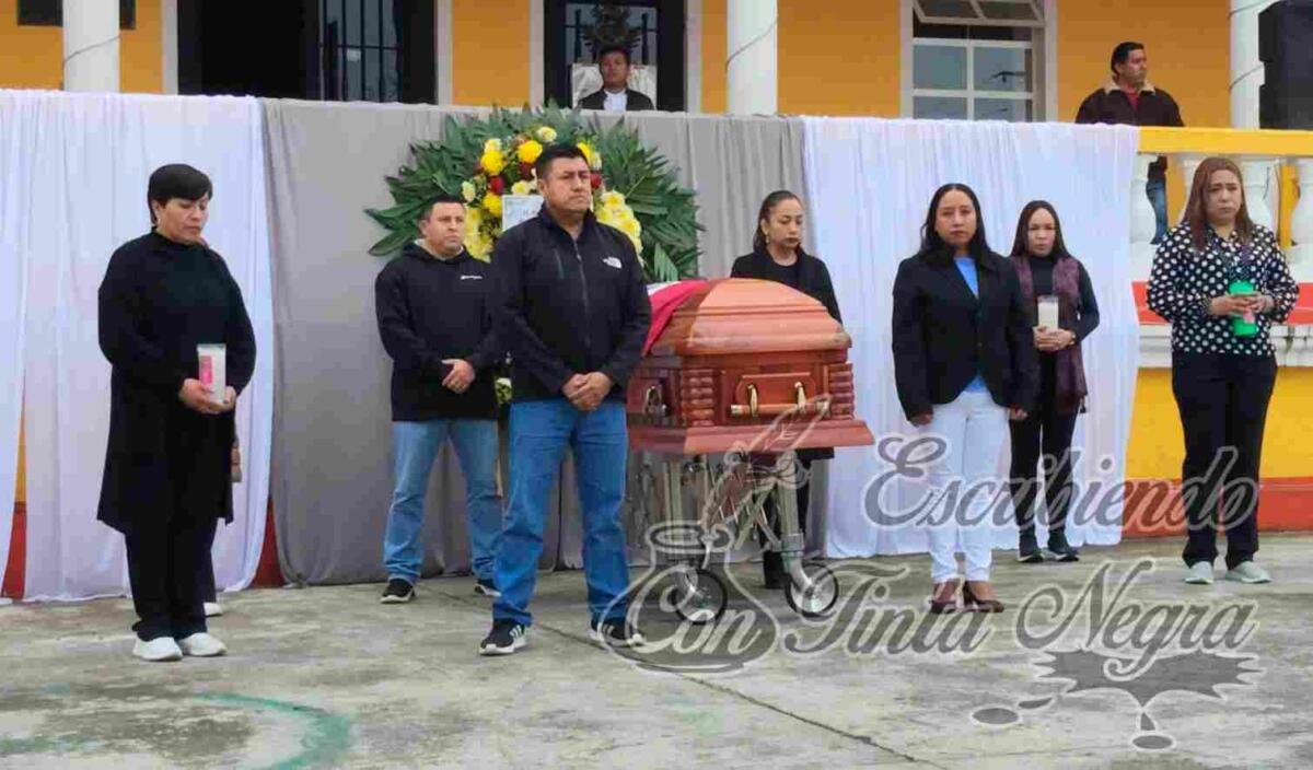 RINDEN HOMENAJE A EXSÍNDICO DE ALPATLÁHUAC