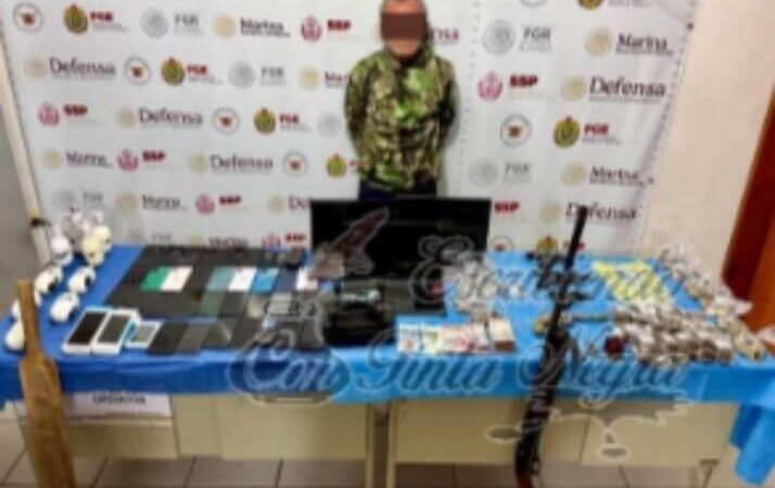 DETIENEN A SUJETO CON ARMAS Y DROGA