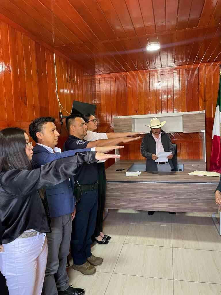 ALCALDE DE CALCAHUALCO TOMA PROTESTA A ENCARGADOS DE ÁREA DEL AYUNTAMIENTO