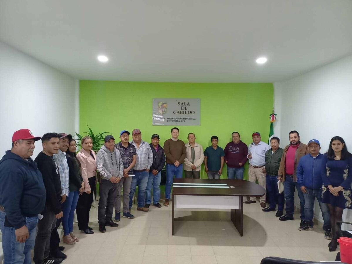 SE REUNE ALCALDE DE TOTUTLA CON AGENTES MUNICIPALES