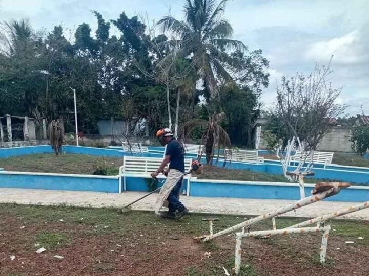 DAN MANTENIMIENTO A ESPACIOS PÚBLICOS DE COMAPA