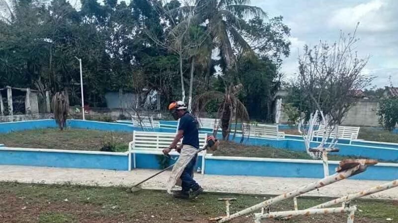 DAN MANTENIMIENTO A ESPACIOS PÚBLICOS DE COMAPA