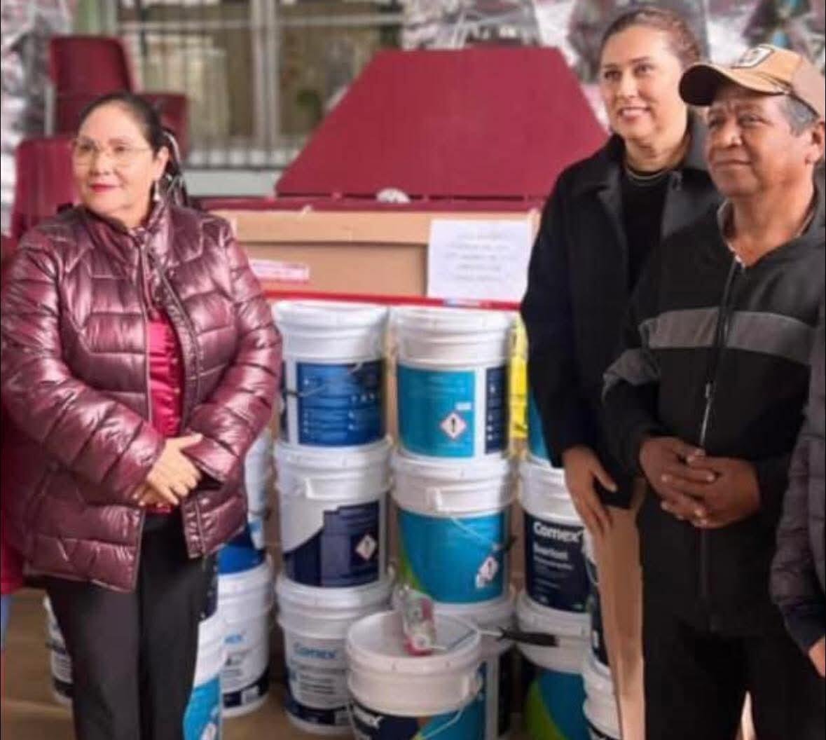 ALCALDESA DE ZENTLA ENTREGA APOYOS A ESCUELAS