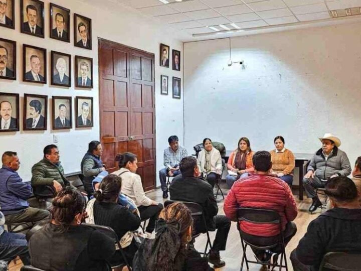 SE REUNE ALCALDE DE COSCOMATEPEC CON VENDEDORES DE LA PLAZA