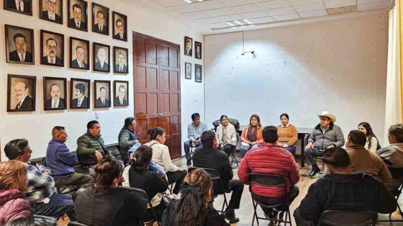 SE REUNE ALCALDE DE COSCOMATEPEC CON VENDEDORES DE LA PLAZA