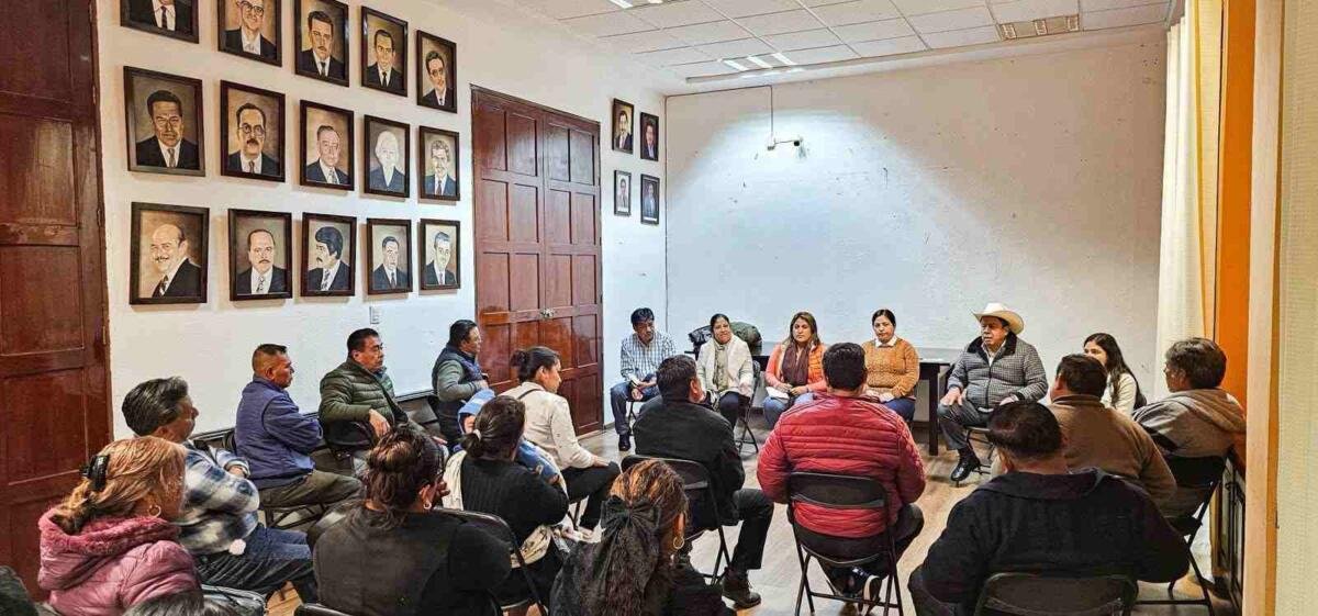 SE REUNE ALCALDE DE COSCOMATEPEC CON VENDEDORES DE LA PLAZA