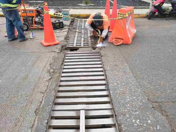 REHABILITAN TRAGATORMENTAS EN CALZADA TLACOTENGO