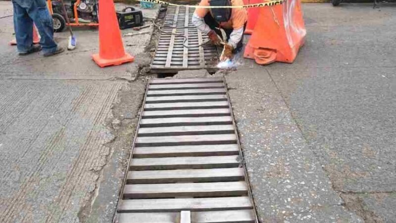 REHABILITAN TRAGATORMENTAS EN CALZADA TLACOTENGO
