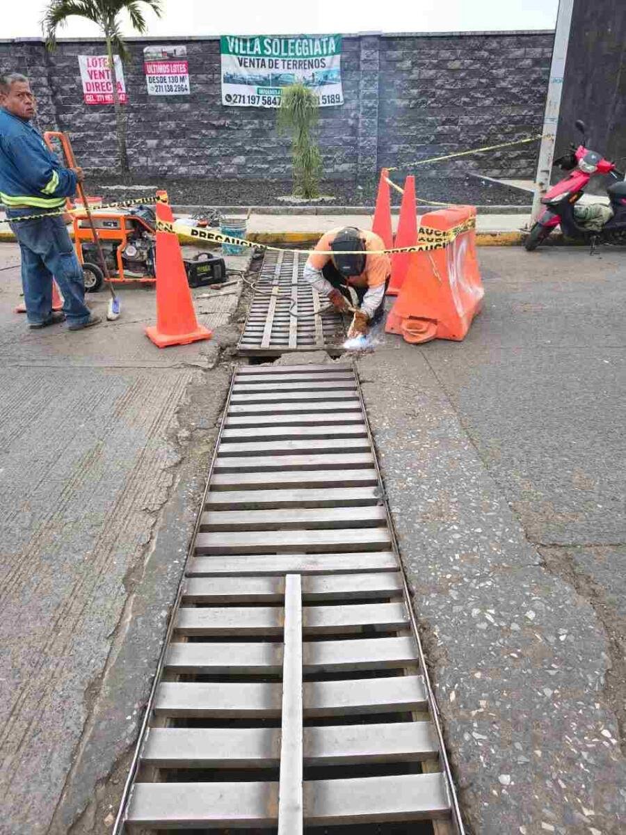 REHABILITAN TRAGATORMENTAS EN CALZADA TLACOTENGO
