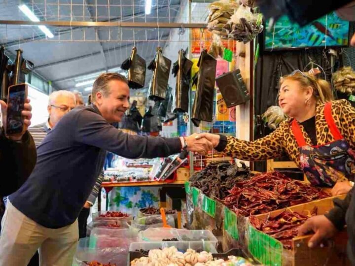 AYUNTAMIENTO DE CÓRDOBA ATIENDE A COMERCIANTES AMBULANTES PARA GENERAR ACUERDOS Y SOLUCIONES VIABLES